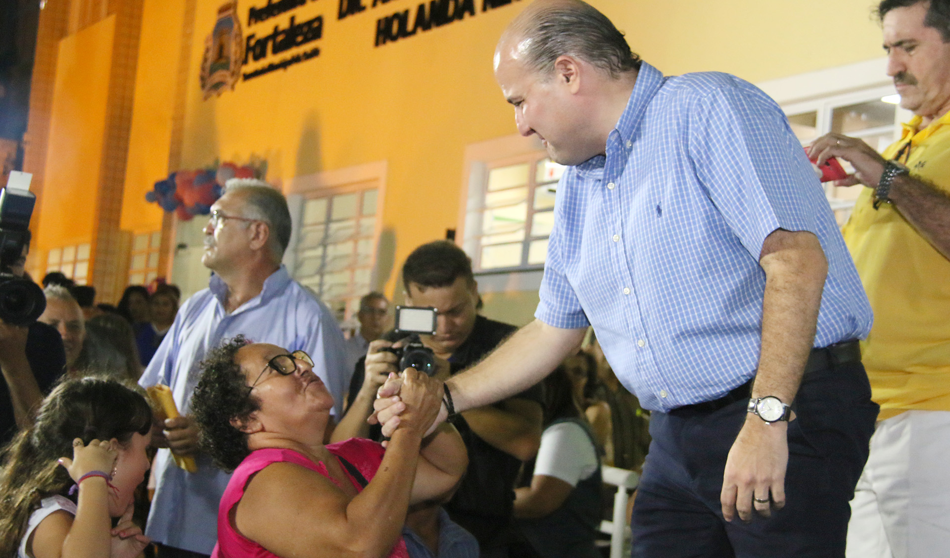 prefeito cumprimenta uma senhora